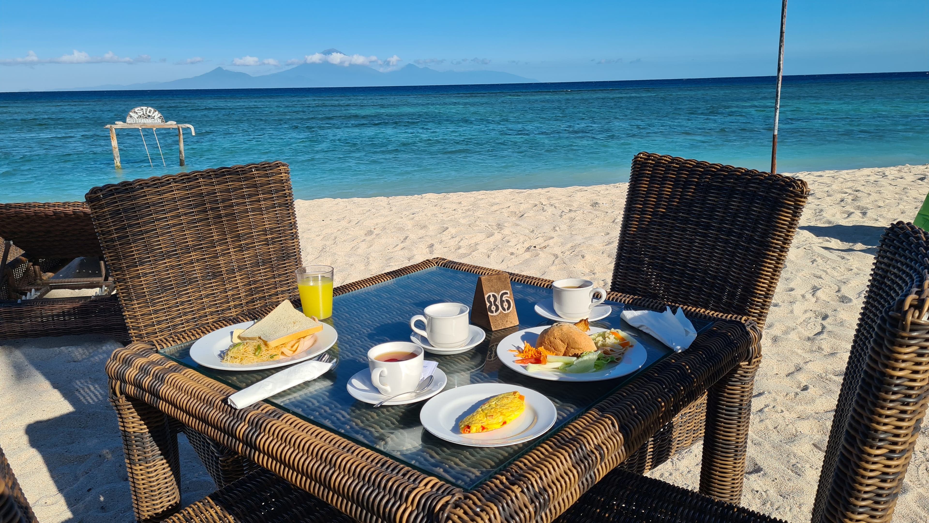 Breakfast by the beach
