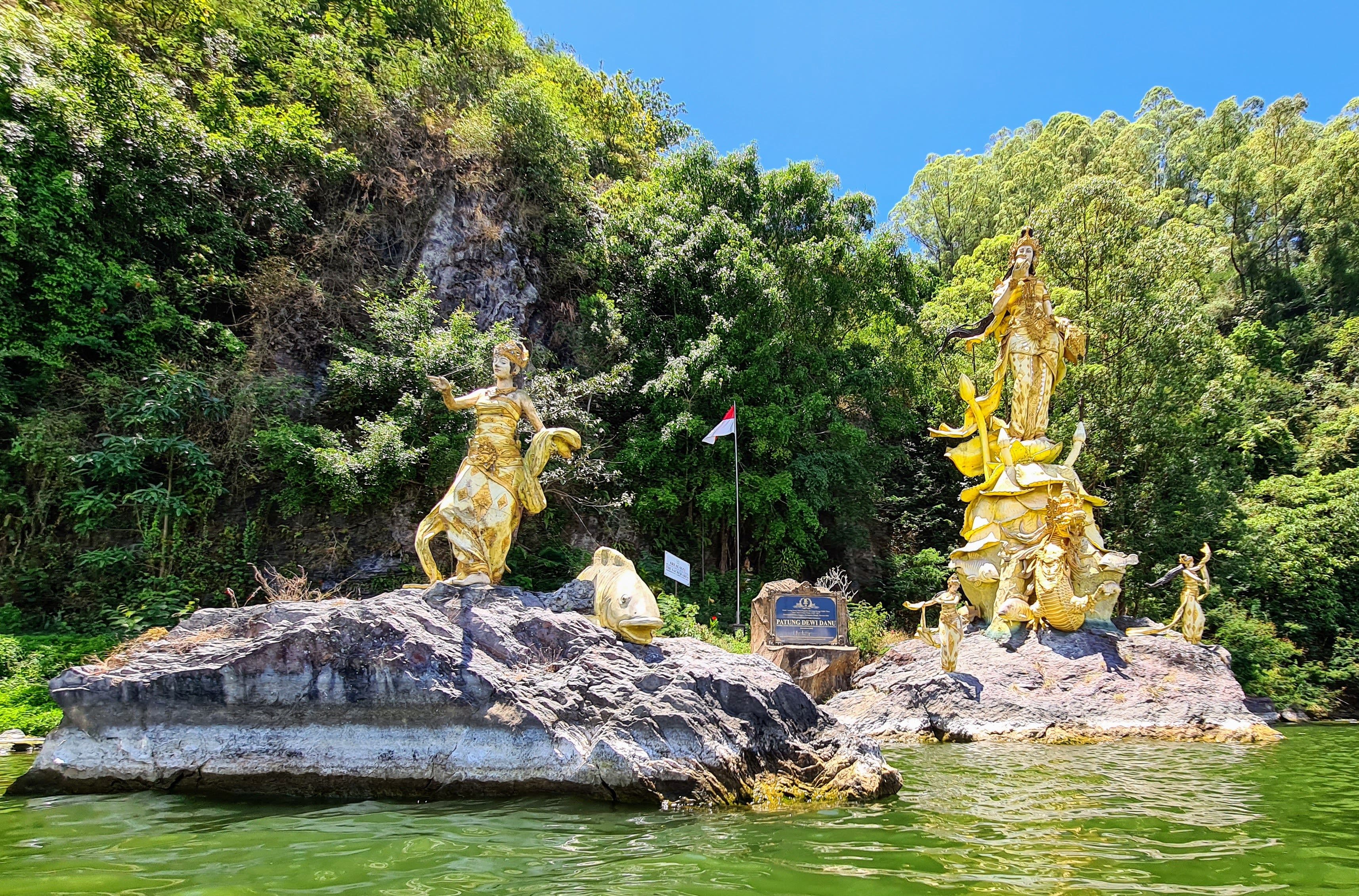 Statue of the lake goddess on Batur lake